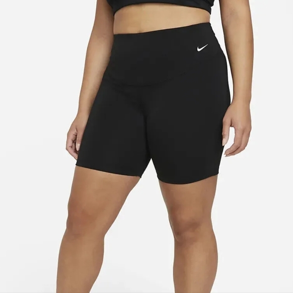 Nike plus Womens midrise Black bike shorts new - Picture 2 of 5